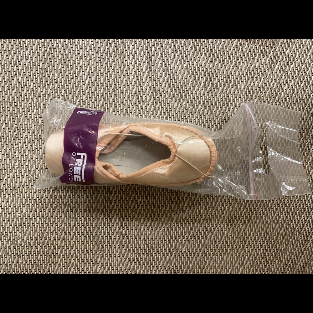 Freed of London Pointe Shoes: Classic Wing Block, 4.5X, V maker, Deep Vamp